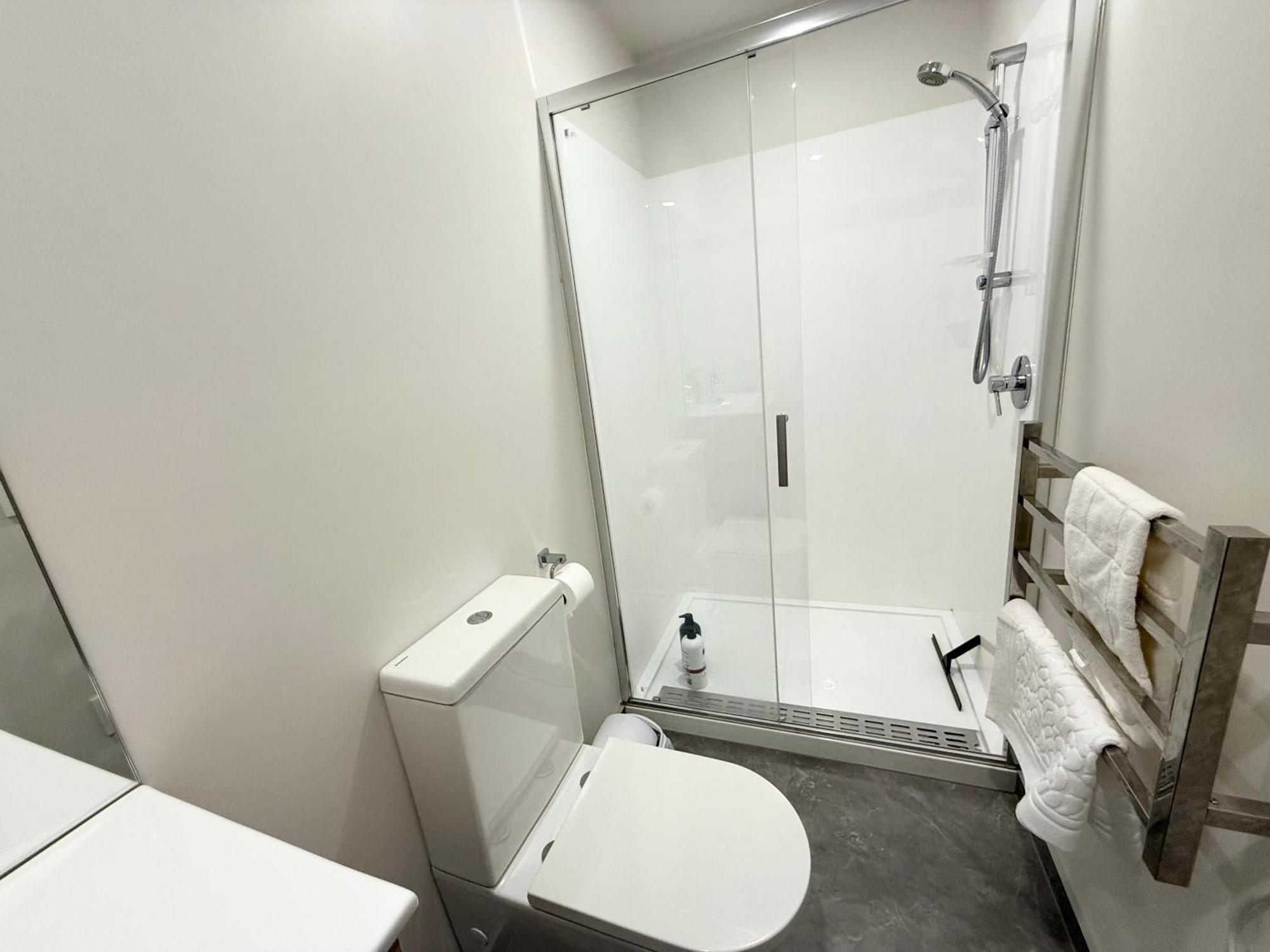 3brm 3 Bathroom Townhouse Free Car Park